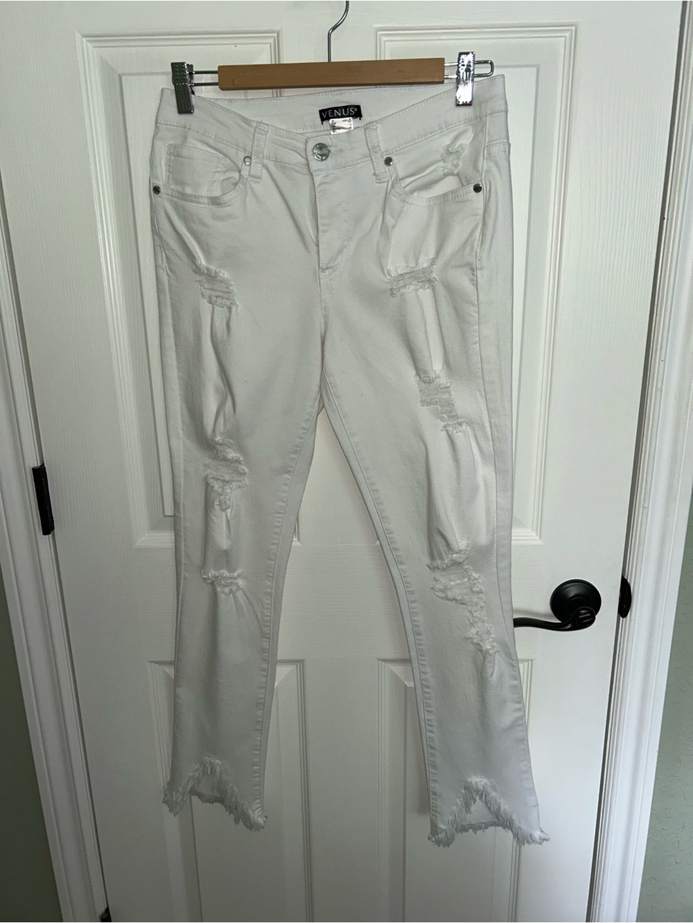 VENUS White Distressed Raw-Hem Jeans